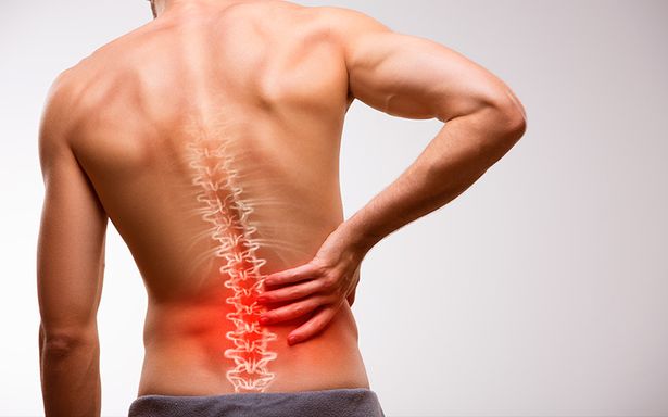 Mann mit Rückenschmerzen